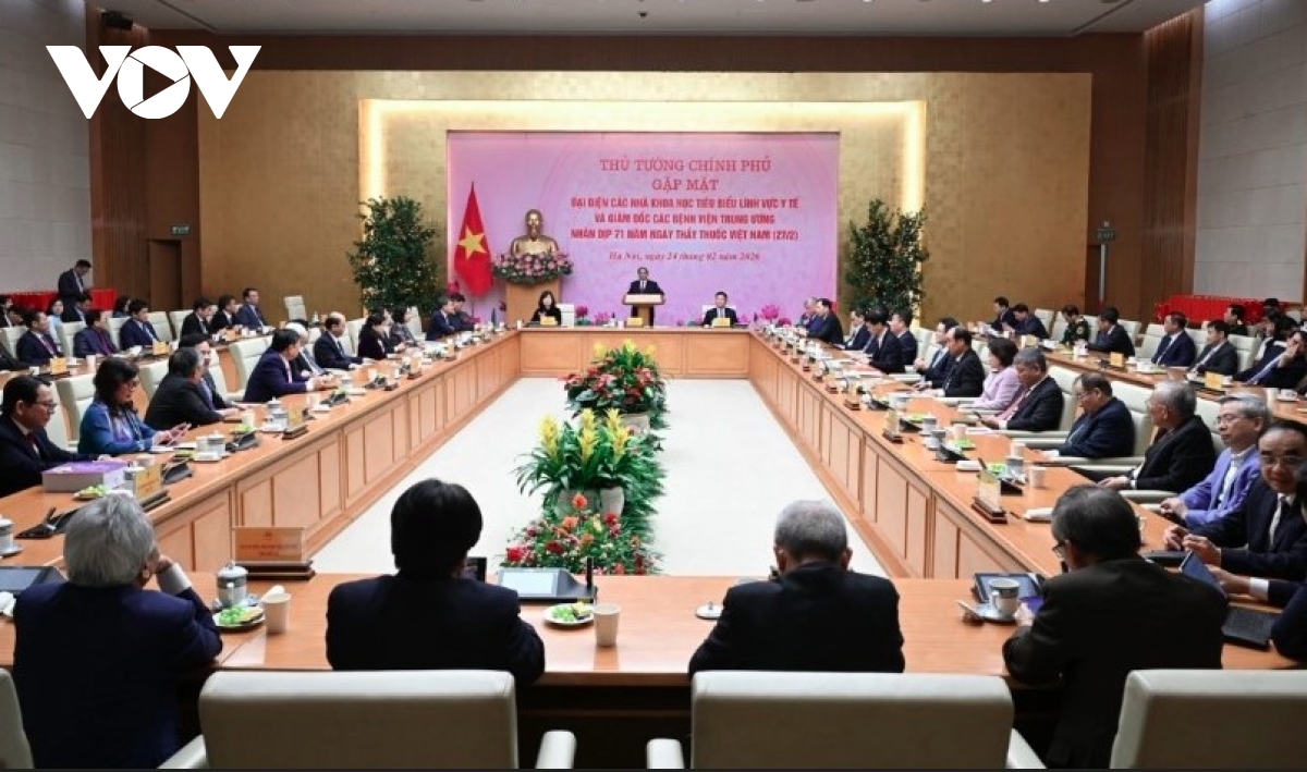 PM Chinh urges health sector not to miss any chance to save lives